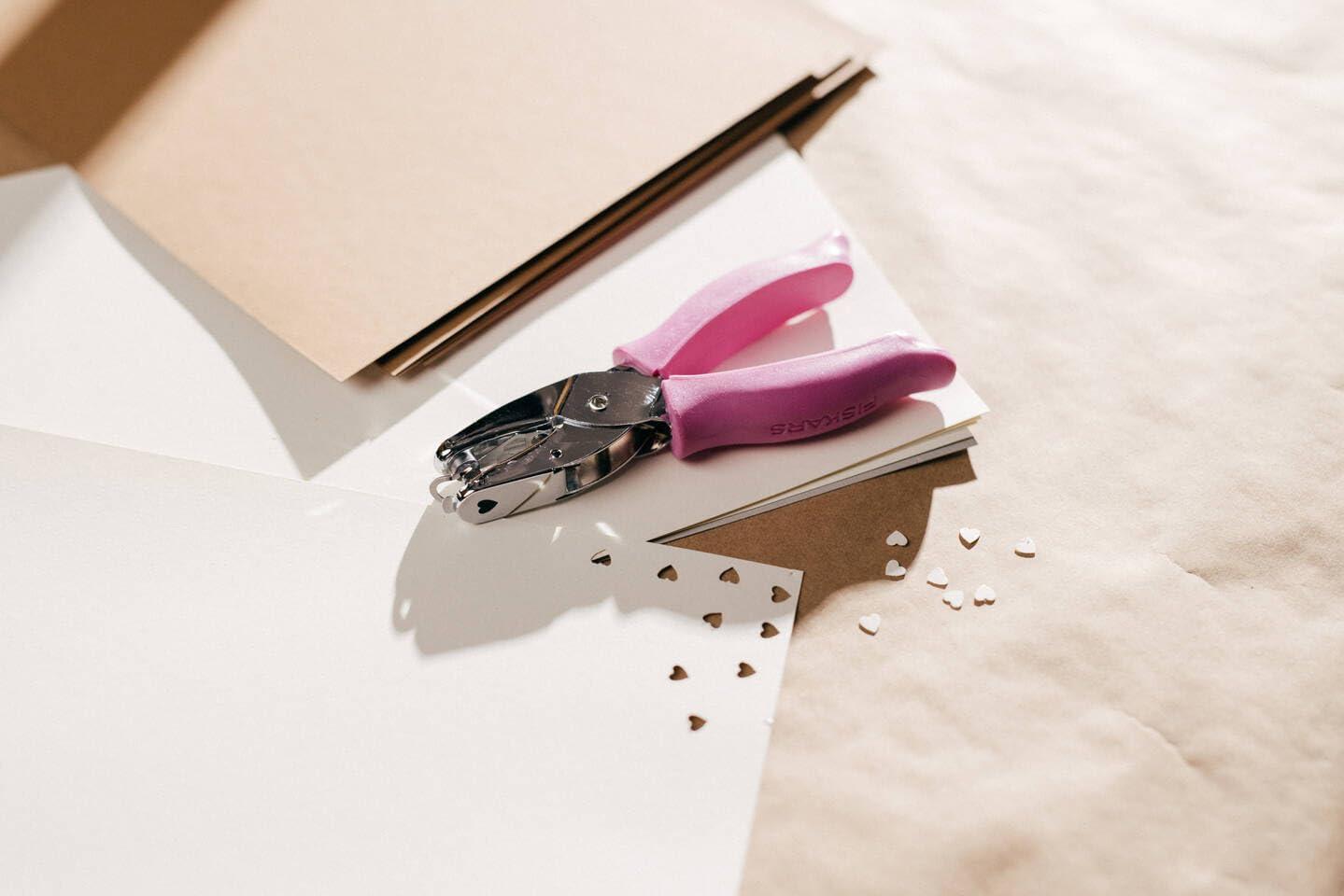 imageFiskars 23517097J Circle Hand Punch 18 Inch Purple  Pink14 in Heart