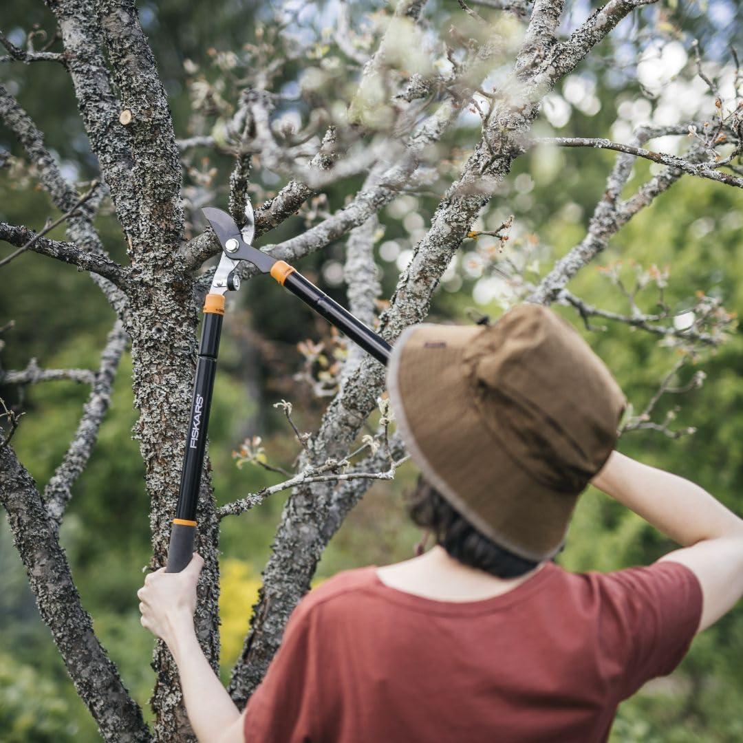 imageFiskars Ratchet Drive Anvil Lopper 32 Inch Heavy Duty Tree Trimmer 2 inch Cut Capacity Riveted Handles for Easy Squeeze Cutting PowerLopper Extendable
