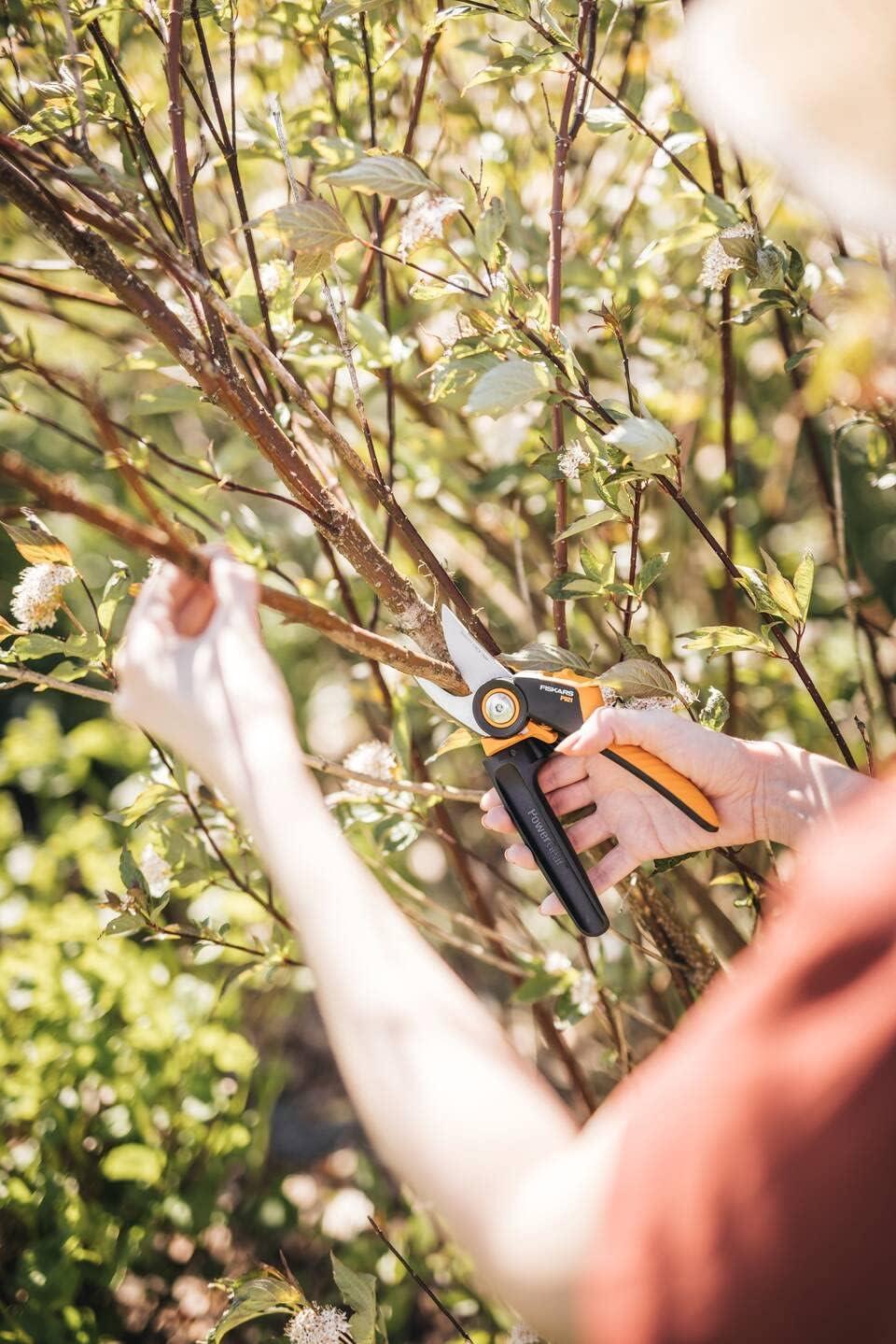imageFiskars Bypass Garden Pruners L XSeries PowerGear P961 with Rolling Handle for Fresh Branches and Twigs NonStick Coated Stainless Steel Blades Length 222 cm BlackOrange 1057175Xseries P921
