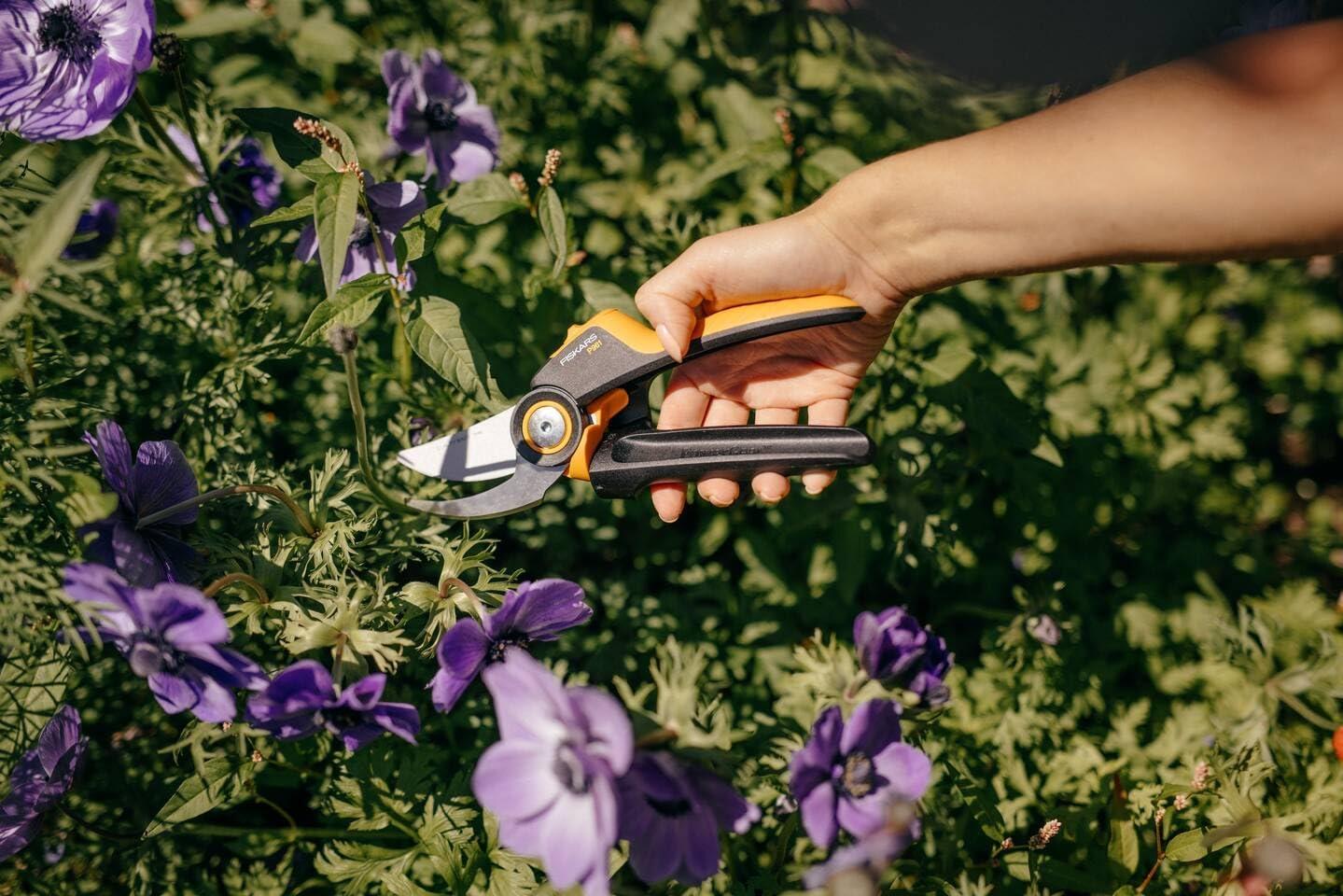 imageFiskars Bypass Garden Pruners L XSeries PowerGear P961 with Rolling Handle for Fresh Branches and Twigs NonStick Coated Stainless Steel Blades Length 222 cm BlackOrange 1057175Xseries P961
