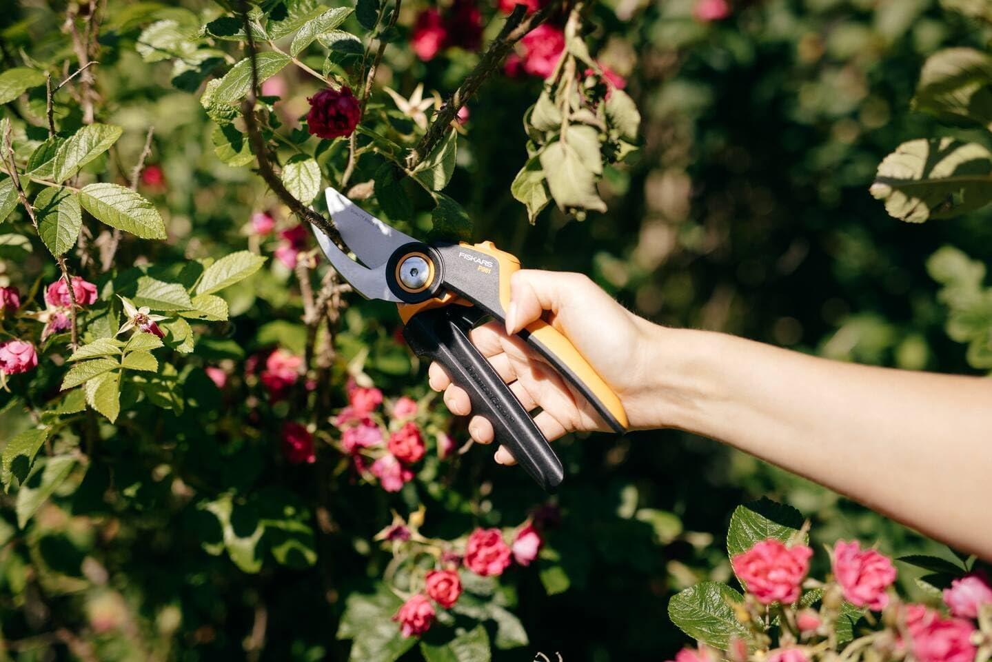 imageFiskars Bypass Garden Pruners L XSeries PowerGear P961 with Rolling Handle for Fresh Branches and Twigs NonStick Coated Stainless Steel Blades Length 222 cm BlackOrange 1057175Xseries P961