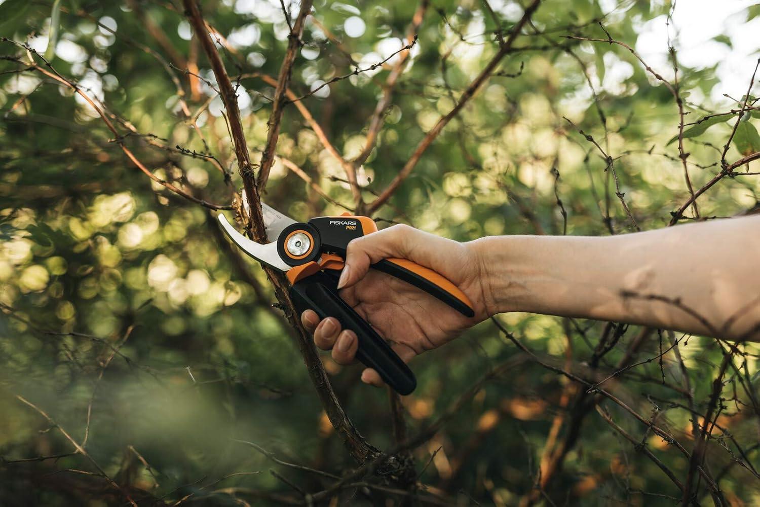 imageFiskars Bypass Garden Pruners L XSeries PowerGear P961 with Rolling Handle for Fresh Branches and Twigs NonStick Coated Stainless Steel Blades Length 222 cm BlackOrange 1057175Xseries P921