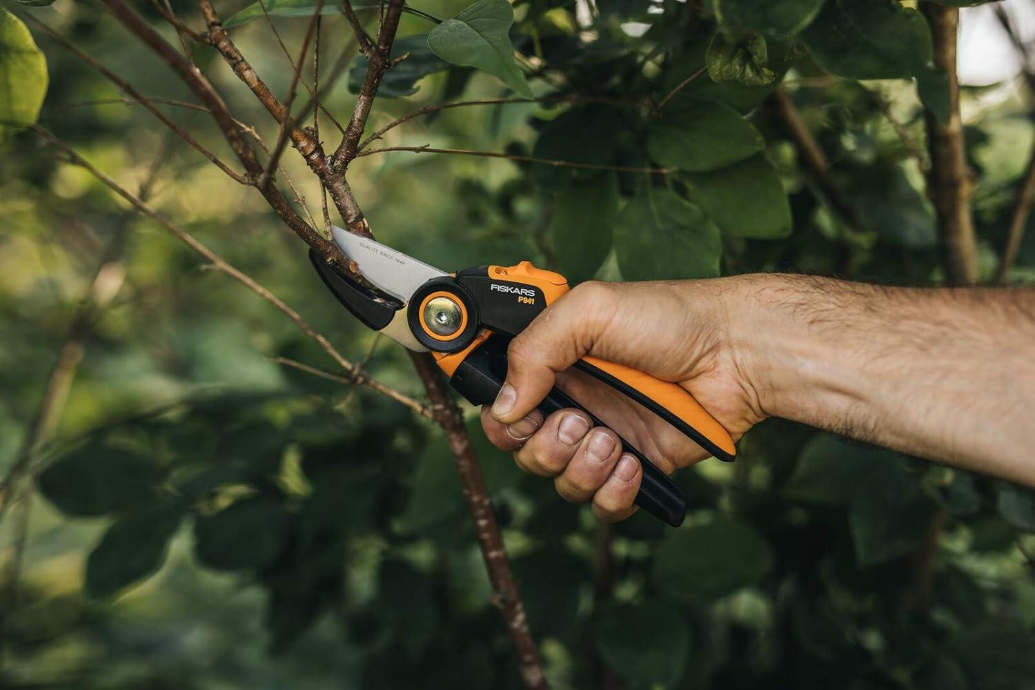 imageFiskars Bypass Garden Pruners L XSeries PowerGear P961 with Rolling Handle for Fresh Branches and Twigs NonStick Coated Stainless Steel Blades Length 222 cm BlackOrange 1057175Xseries P941