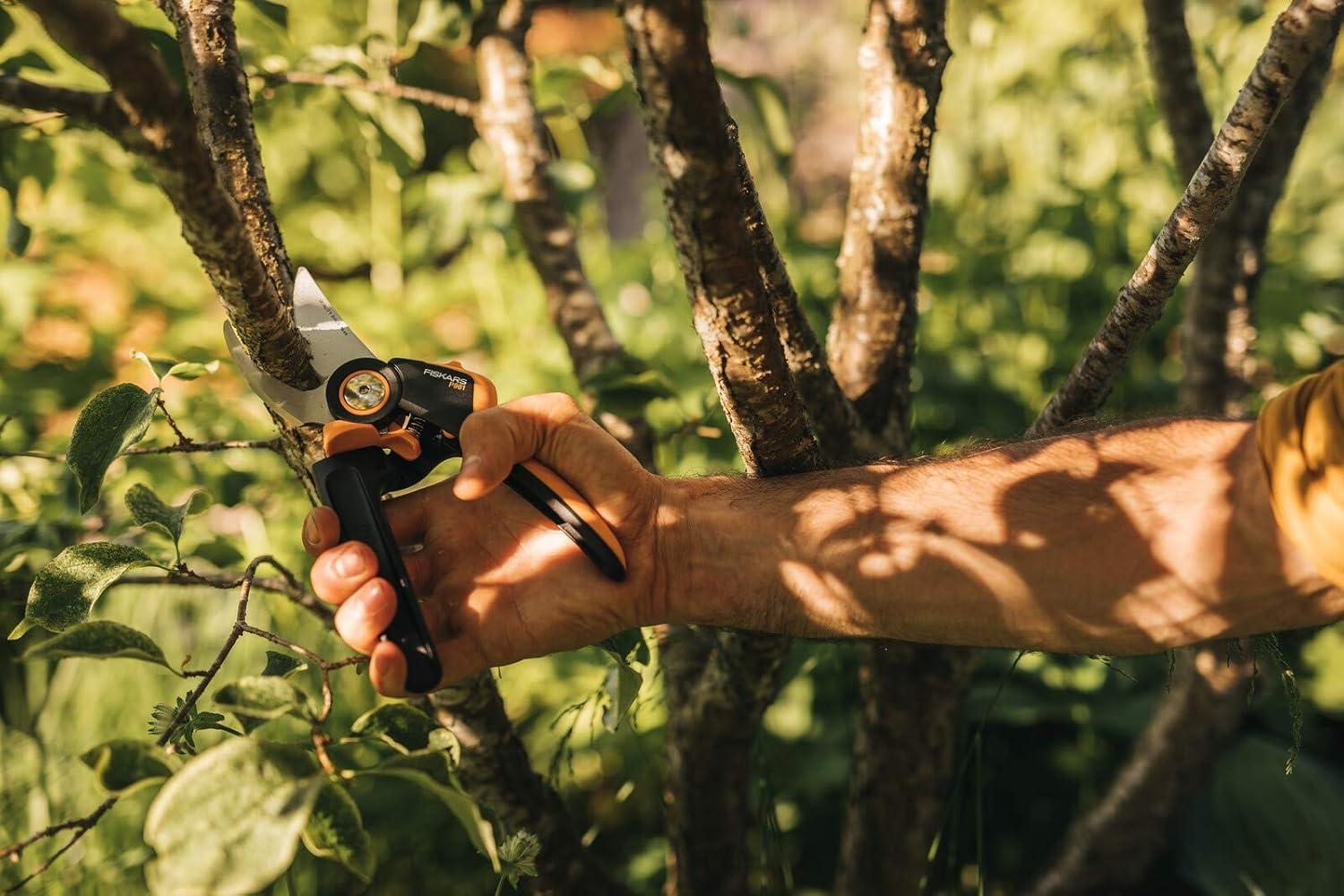 imageFiskars Bypass Garden Pruners L XSeries PowerGear P961 with Rolling Handle for Fresh Branches and Twigs NonStick Coated Stainless Steel Blades Length 222 cm BlackOrange 1057175Xseries P961